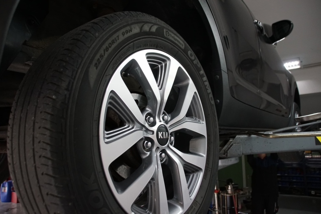 Vorderrad Auto auf Hebebühne