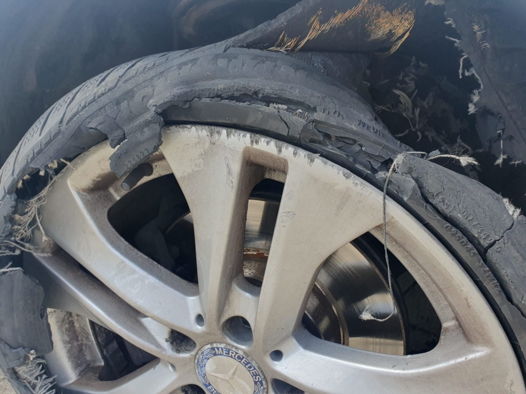 Mercedes Reifen zerstört