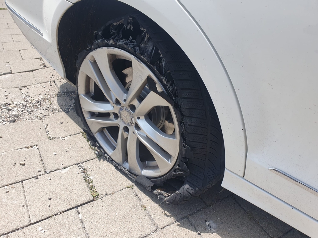 Mercedes Reifen zerstört hinten