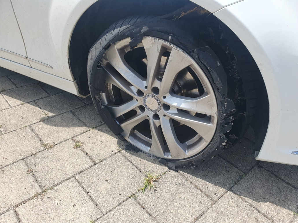 Mercedes Reifen zerstört vorne