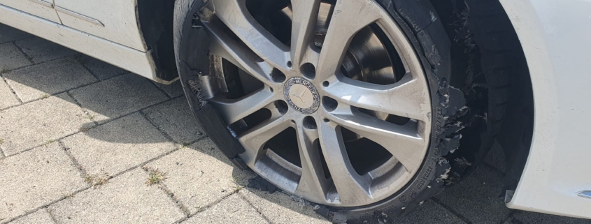Mercedes Reifen zerstört vorne
